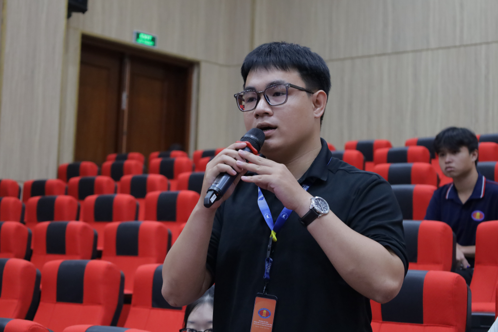 Sinh viên nêu thắc mắc và đề xuất một số kiến nghị với đại diện Nhà trường - Ảnh: QUỲNH NHƯ