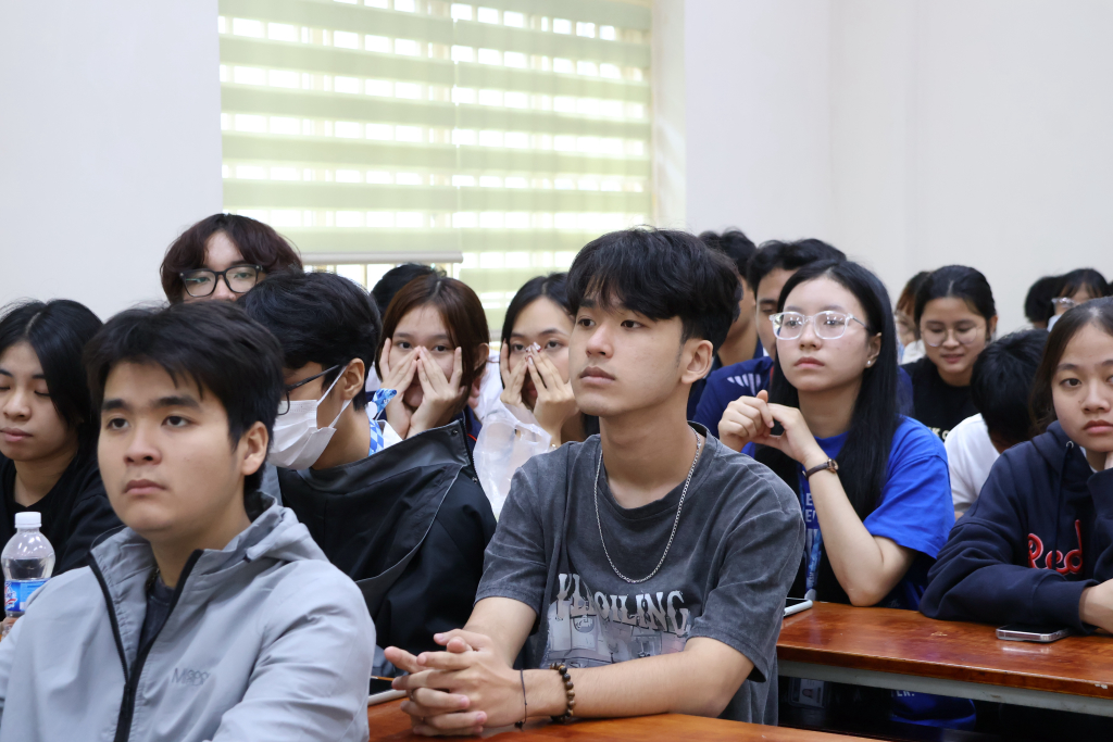 Đông đảo sinh viên tham dự tại các phòng tiểu ban - Ảnh: THÚY QUỲNH