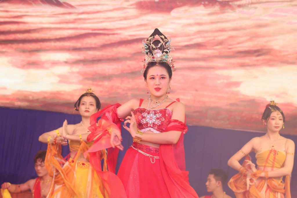 Phần thi tài năng của các bạn thí sinh Trường ĐH KHXH&NV - Ảnh: LÝ NGUYÊN