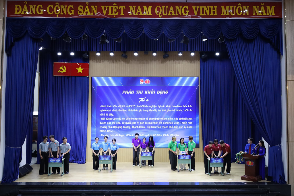 Các đội thi tự tin trả lời bộ câu hỏi kiến thức về công tác Đoàn trong phần thi Khởi động tại Vòng Chung kết Hội thi Chi đoàn năm 2026 - Ảnh: THANH KHUÊ