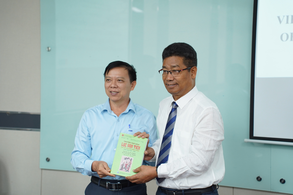 Người tham dự trao tặng tác phẩm Lục Vân Tiên cho GS. Naorem Lokendra Singh, gợi mở về dự án hợp tác dịch thuật tác phẩm kinh điển này sang tiếng Hindi - Ảnh: Ý NGUYỄN