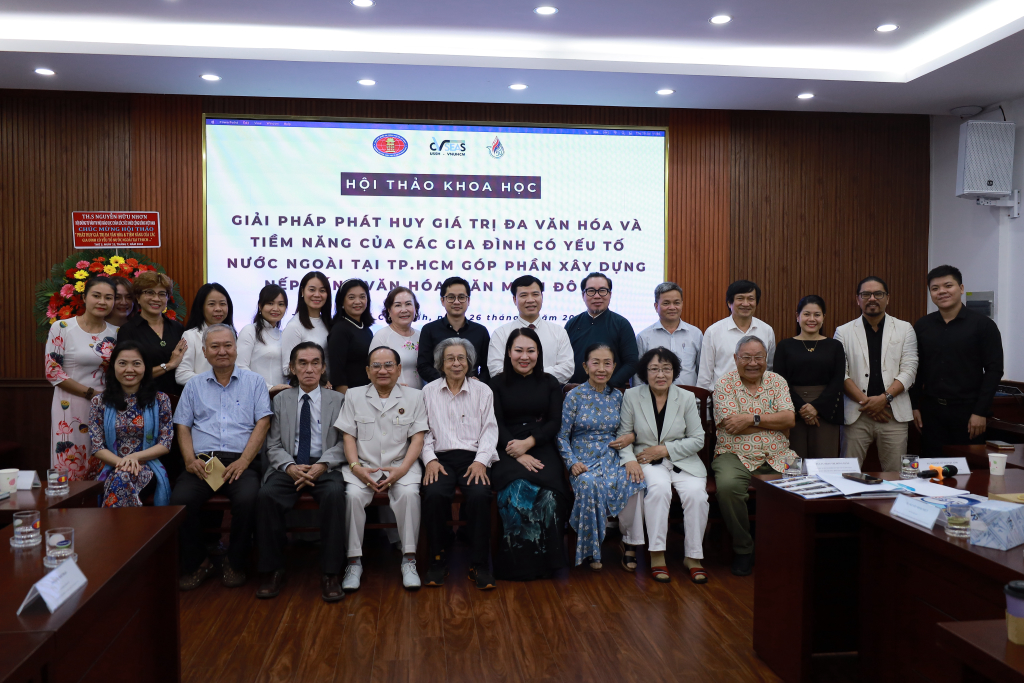 Toàn thể đại biểu tham dự chụp ảnh lưu niệm - Ảnh: Thu Hương