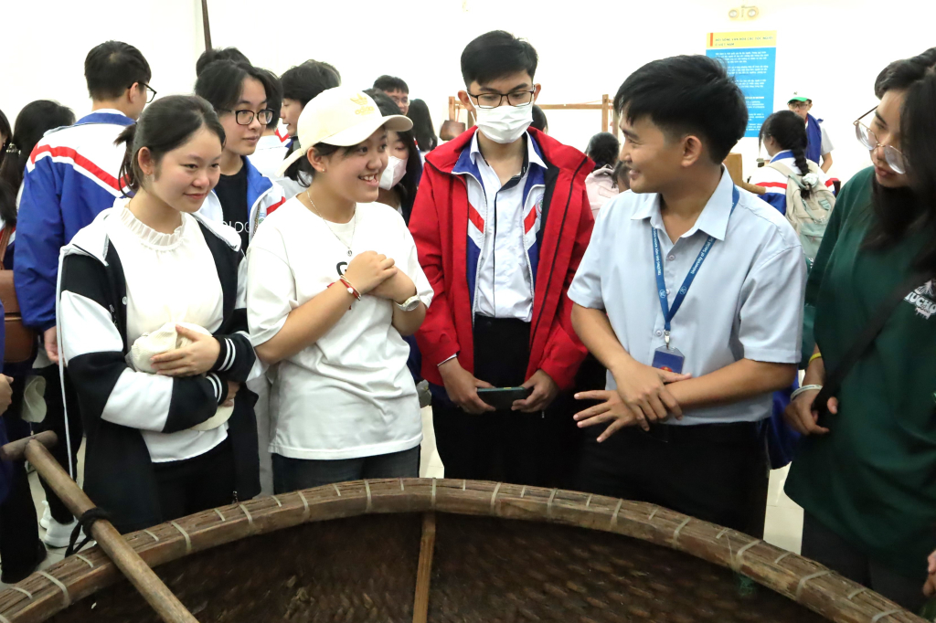  Học sinh khám phá làng nghề ven biển miền Trung cùng thuyết minh viên Nguyễn Sự - Ảnh: Nhật Ánh