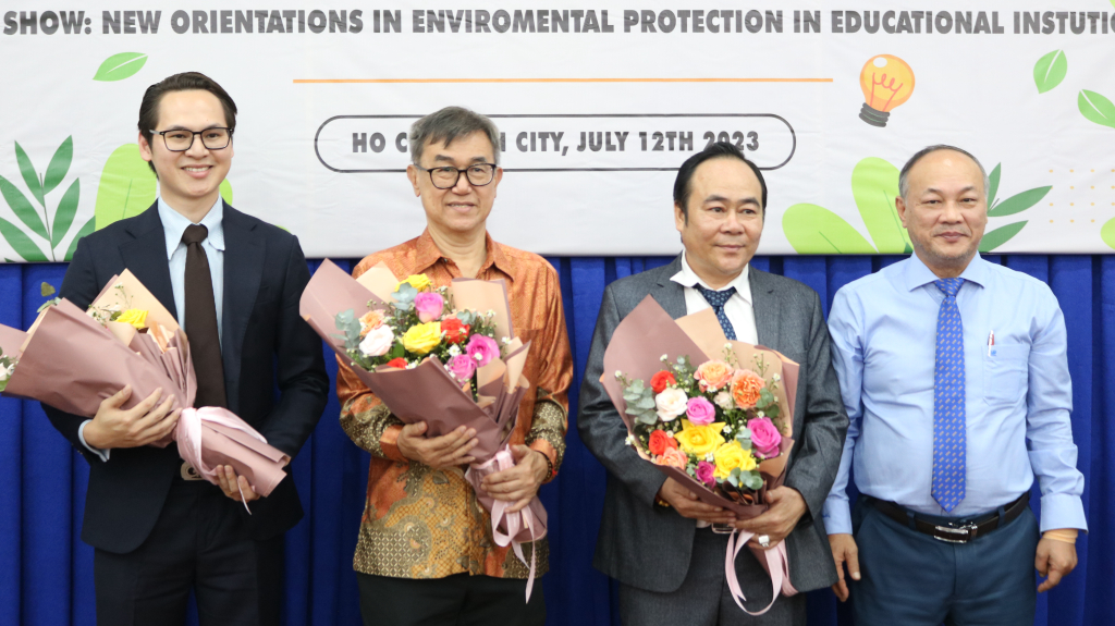 TS. Phan Thanh Định trao hoa tri ân các khách mời - Ảnh: Hoàng Phương