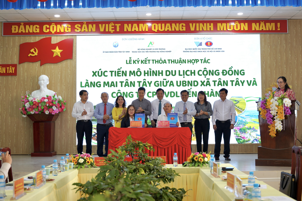 Lễ ký kết đặt nền móng quan trọng cho sự phát triển du lịch tại xã Tân Tây - Ảnh: KHÁNH MY
