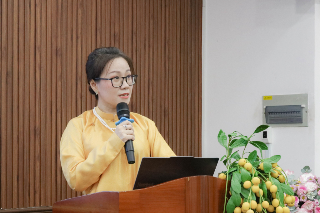TS. Nguyễn Xuân Anh, giảng viên khoa Công tác xã hội - Nhân học - Xã hội trình bày tham luận “Ảnh hưởng của di cư lao động trẻ đến đời sống người cao tuổi ở lại: Một nghiên cứu tổng quan”- Ảnh: MỸ NGÂN