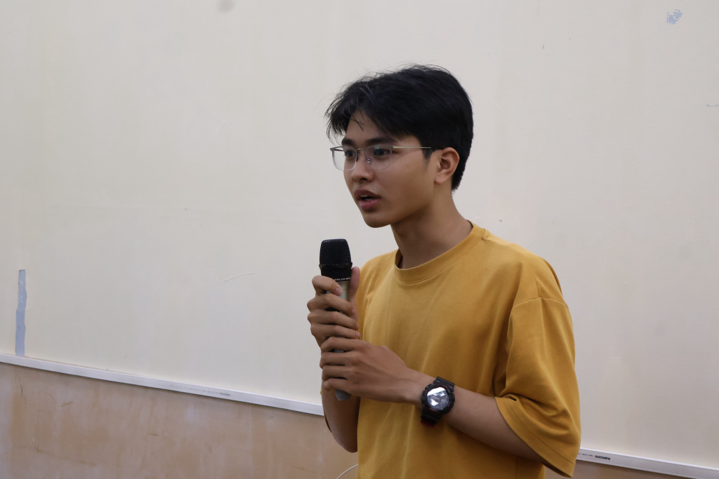 Sinh viên có đề tài nghiên cứu khoa học trọng điểm đặt câu hỏi tại phần thảo luận - Ảnh: QUỲNH NHƯ