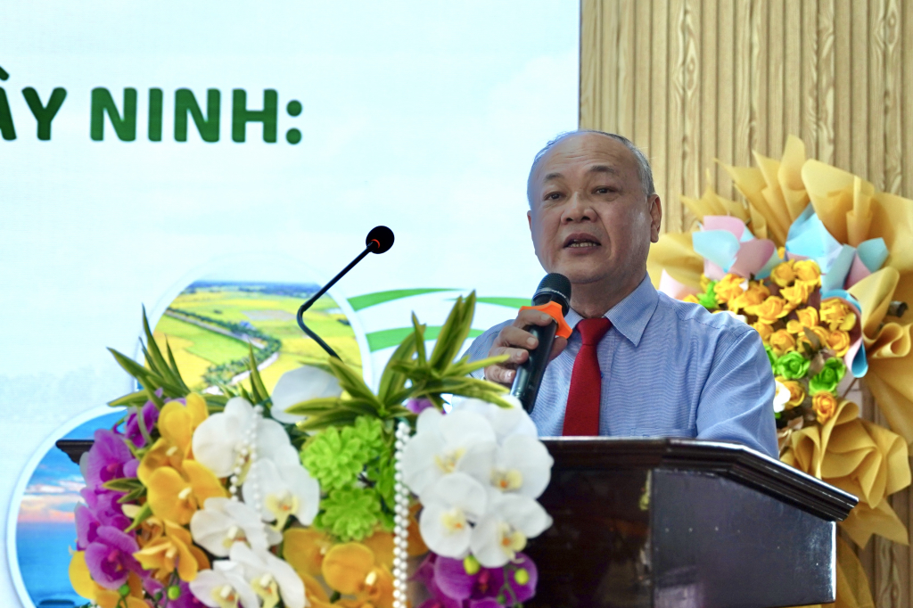 TS. Phan Thanh Định nhận định những giá trị học thuật, khuyến nghị thực tiễn sẽ không dừng lại ở trên giấy mà sẽ trở thành những nguyên liệu quý cho việc hoạch định chính sách chiến lược về phát triển du lịch của tỉnh Tây Ninh - Ảnh: KHÁNH MY