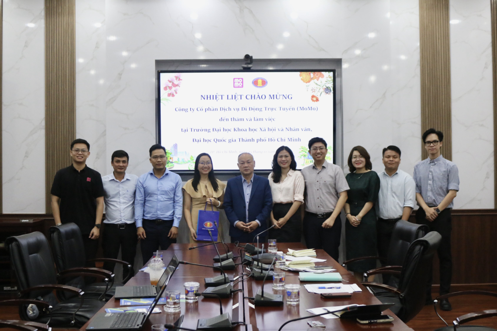 Nhà trường trao quà tặng Công ty MoMo - Ảnh: ĐỨC DƯƠNG