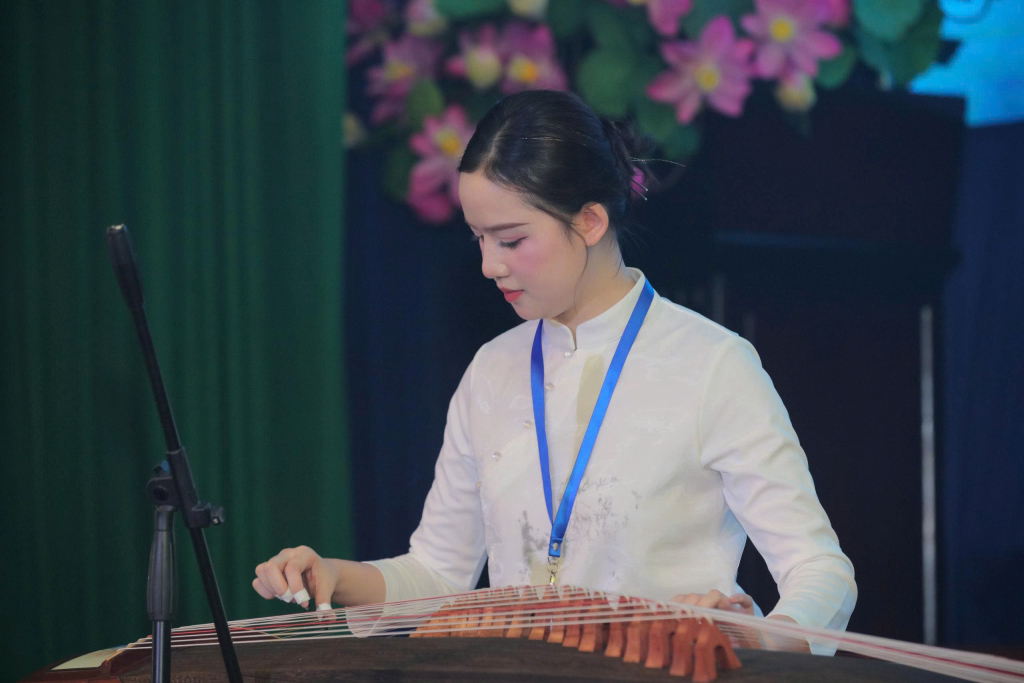 Phần thi tài năng của các bạn thí sinh Trường ĐH KHXH&NV - Ảnh: LÝ NGUYÊN