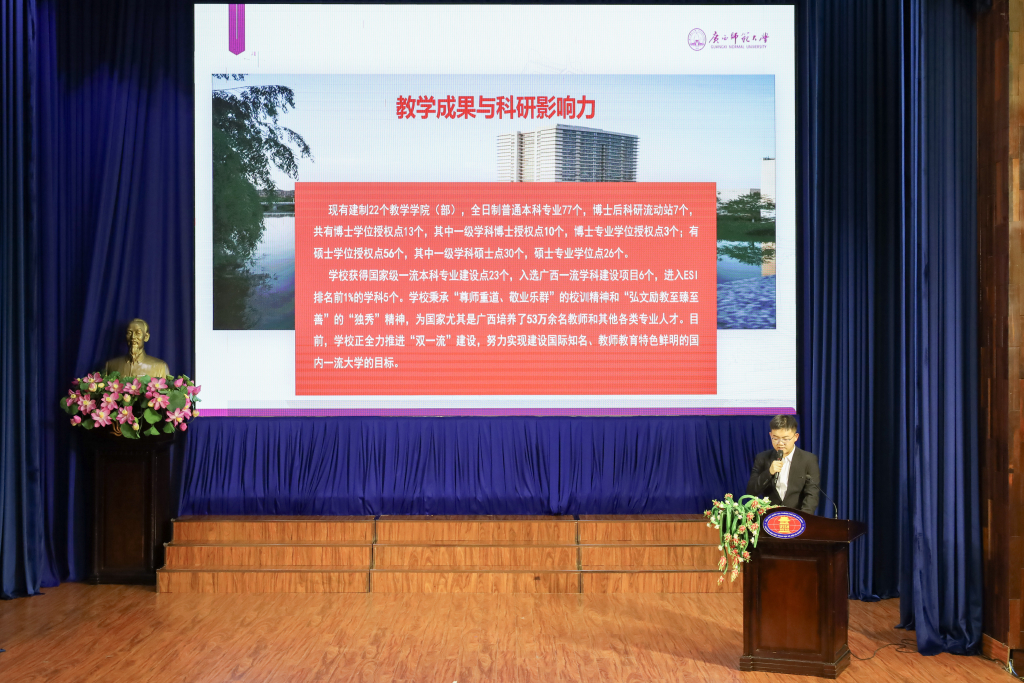 Sinh viên Vương Lợi Trình, đại diện Trường ĐHSP Quảng Tây chia sẻ quá trình hình thành và phát triển của trường - Ảnh: QUỲNH NHƯ