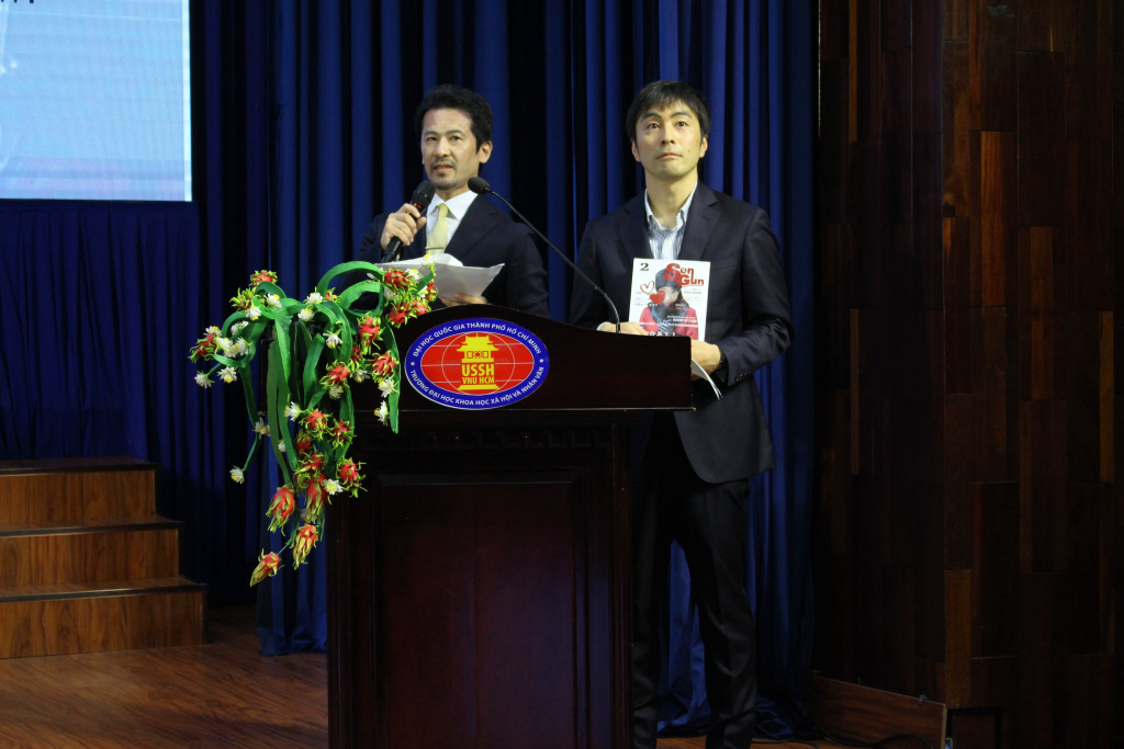 PGS.TS Abe Yasuhito và PGS.TS Mori Tomoomi với nghiên cứu mới lạ về cách tiếp cận văn hóa đại chúng tại Bắc Triều Tiên - Ảnh: NGUYỆT NGÂN