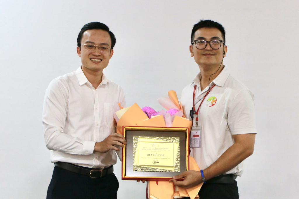 Anh Đinh Đình Hiếu giải đáp thắc mắc của các bạn sinh viên - Ảnh: Hồng Ngân