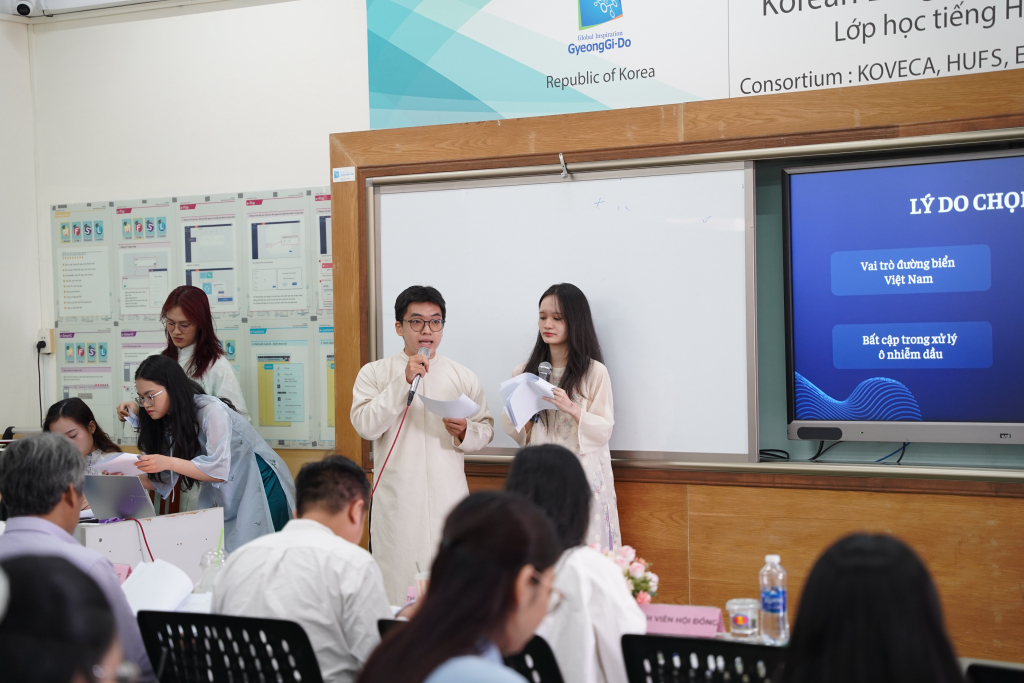 Sinh viên Khoa Quan hệ Quốc tế trình bày đề tài nghiên cứu khoa học- Ảnh: THÚY QUỲNH