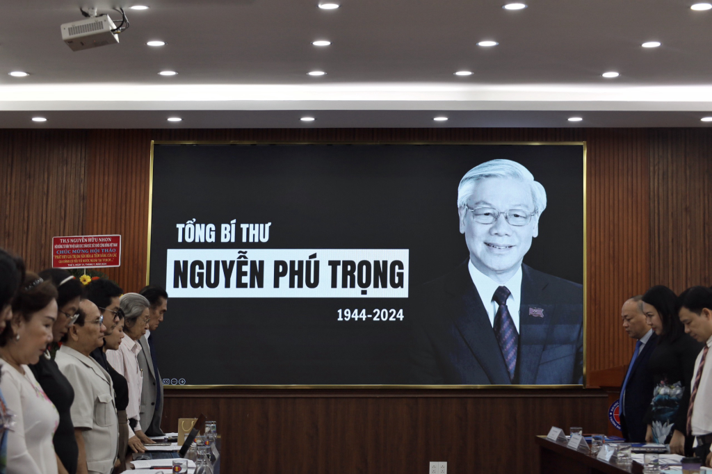 Trước khi hội thảo bắt đầu, Hội trường dành phút mặc niệm tưởng nhớ đồng chí TBT Nguyễn Phú Trọng để bày tỏ sự thành kính và niềm tiếc thương - Ảnh: Thanh Bình