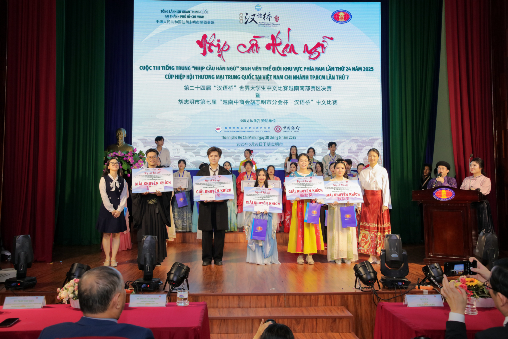 Các đại diện trao giải đến những gương mặt tiêu biểu của cuộc thi - Ảnh: LÝ NGUYÊN