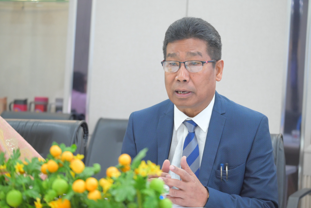 GS. Naorem Lokendra Singh giới thiệu về quy mô của Đại học Manipur với hệ thống 47 khoa sau đại học và vị thế là một trong 45 trường đại học trung ương trọng điểm - Ảnh: Ý NGUYỄN