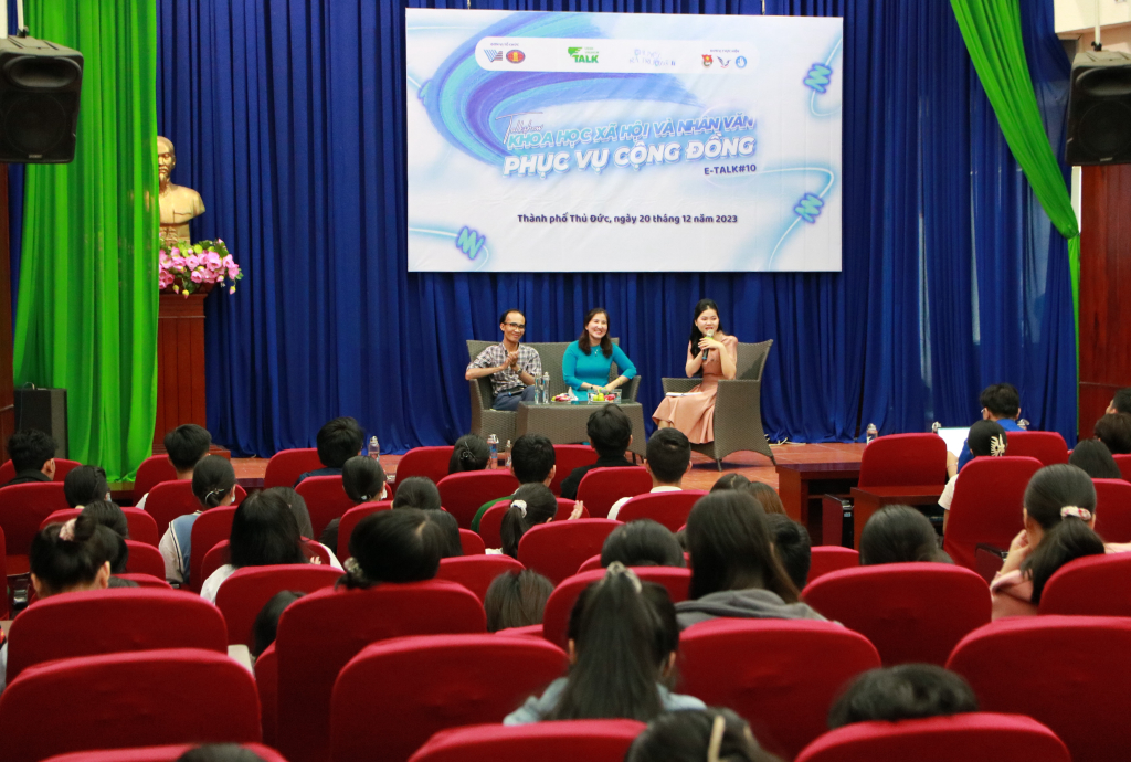 Chủ đề "Khoa học Xã hội và Nhân văn phục vụ cộng đồng" thu hút đông đảo sinh viên tham dự - Ảnh: Quỳnh Mai