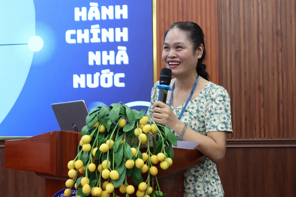 TS. Đặng Thị Minh Phượng chỉ ra các hạn chế tồn tại cùng các giải pháp hoàn thiện chính phủ điện tử, tiến tới chính phủ số - Ảnh: MINH THƯ
