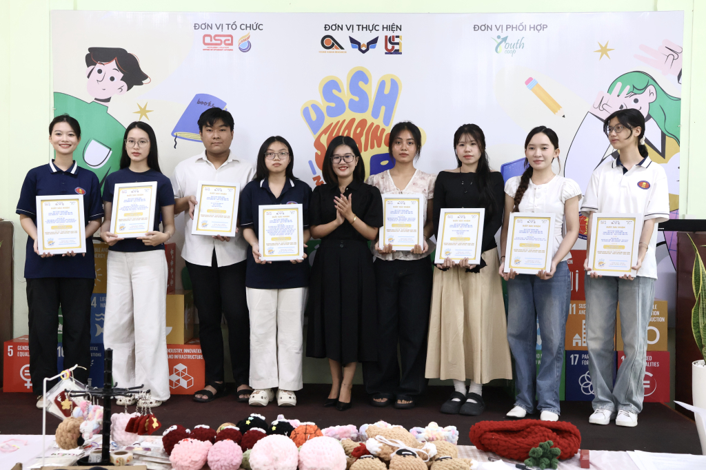 Ghi nhận nỗ lực của sinh viên trong các hoạt động khởi nghiệp và sáng tạo xã hội - Ảnh: YÊN NHIÊN