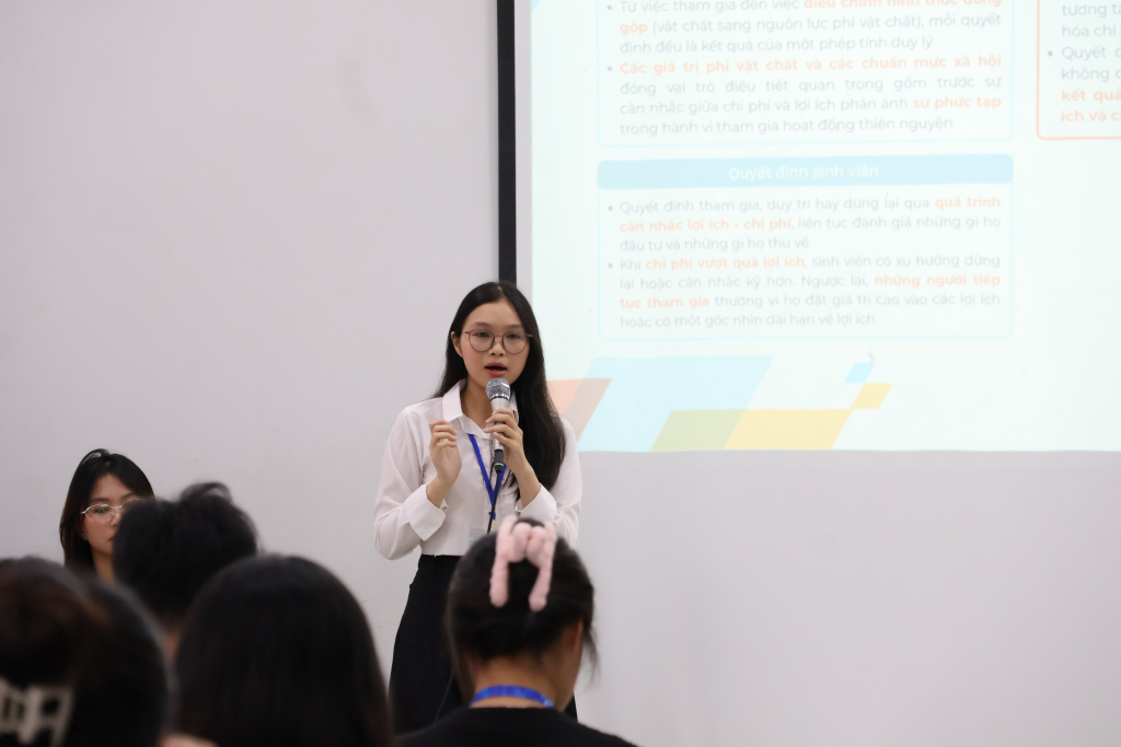 Sinh viên trình bày báo cáo nghiên cứu tại các phiên chính thức - Ảnh: THÚY QUỲNH 