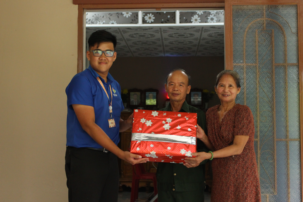 Những nụ cười hạnh phúc của người dân là nguồn động lực to lớn cho các chiến sĩ - Ảnh: Đội hình Thường trực xã Măng Tố