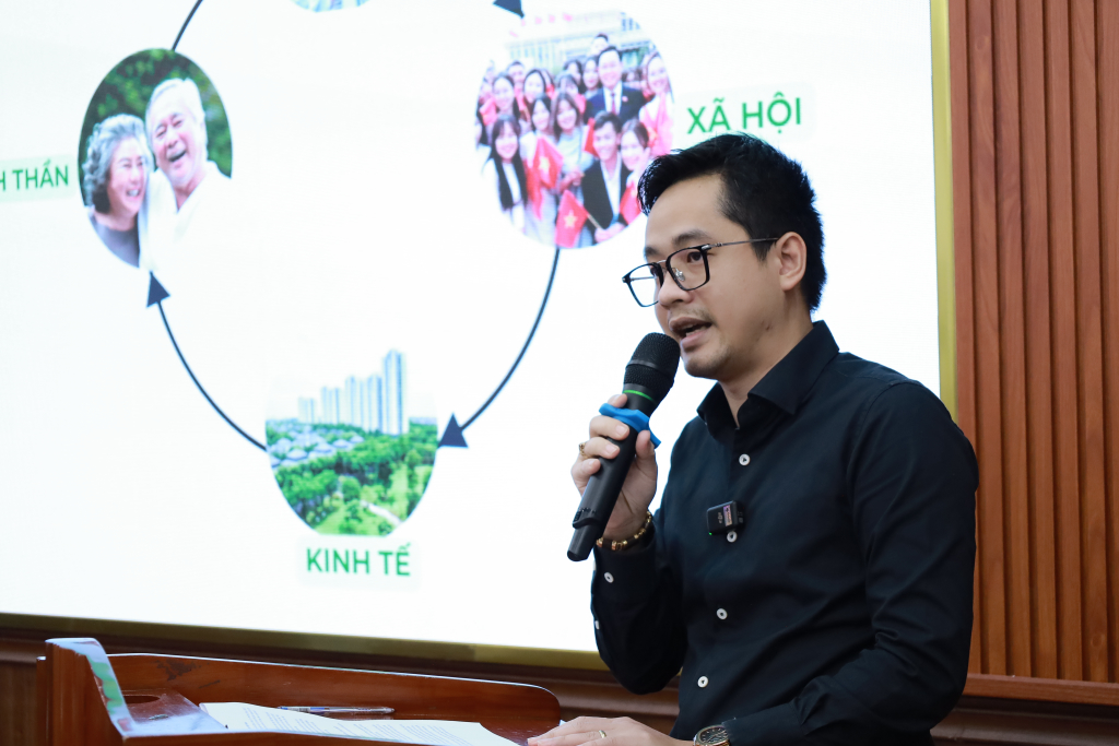 Tác giả Lê Vinh Thao - Nhà sáng lập Anchay TV - trình bày tham luận về đời sống văn hóa xã hội của các gia đình đa văn hóa Việt Nam - Ấn Độ tại TP.HCM - Ảnh: Thanh Bình 
