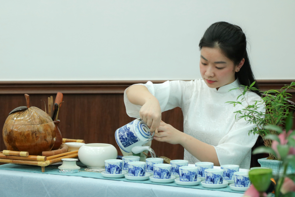 Trà nương biểu diễn pha trà sen, một thức uống thanh tao và là sự kết tinh của hương vị thiên nhiên - Ảnh: TIẾN ANH