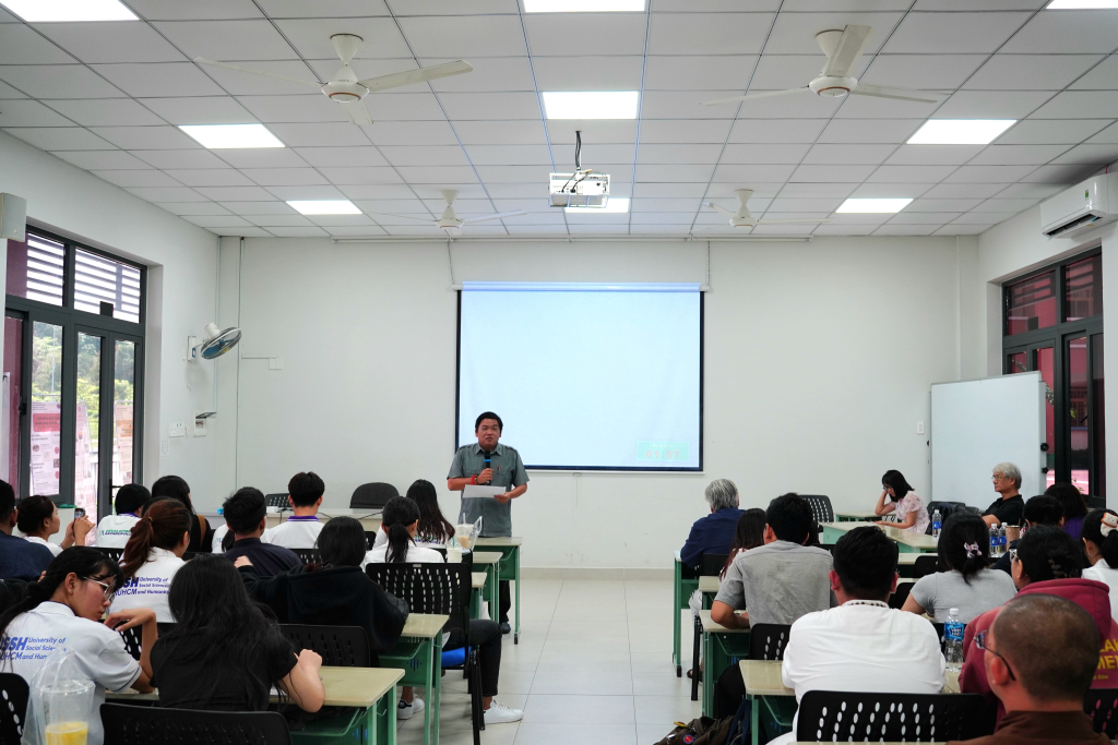 Đại diện hội đồng giám khảo Khoa Nhân học công bố kết quả tuyển chọn đề tài dự thi cấp trường, cấp bộ - Ảnh: THANH HẢI