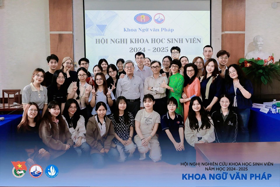 Sinh viên cùng Hội đồng giám khảo tại Hội nghị Nghiên cứu khoa học sinh viên Khoa Ngữ văn Pháp - Ảnh: ĐOÀN HỘI KHOA PHÁP