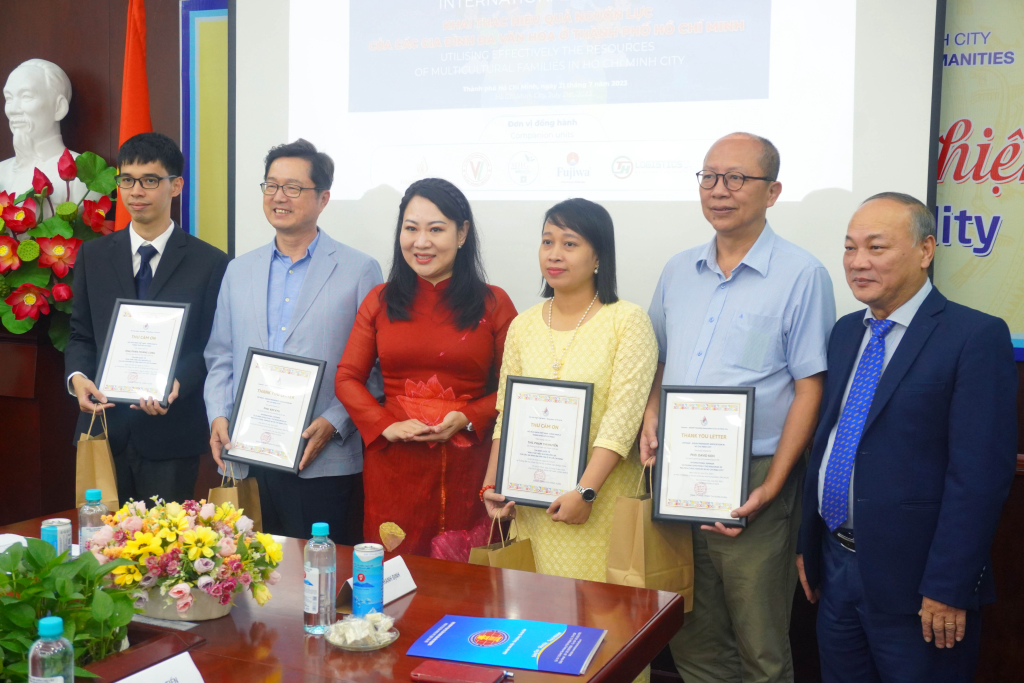 T.S Phan Thanh Định và PGS.TS Phan Thị Hồng Xuân trao thư cảm ơn cho các diễn giả trình bày tham luận tại tọa đàm - Ảnh: Ngọc Bích