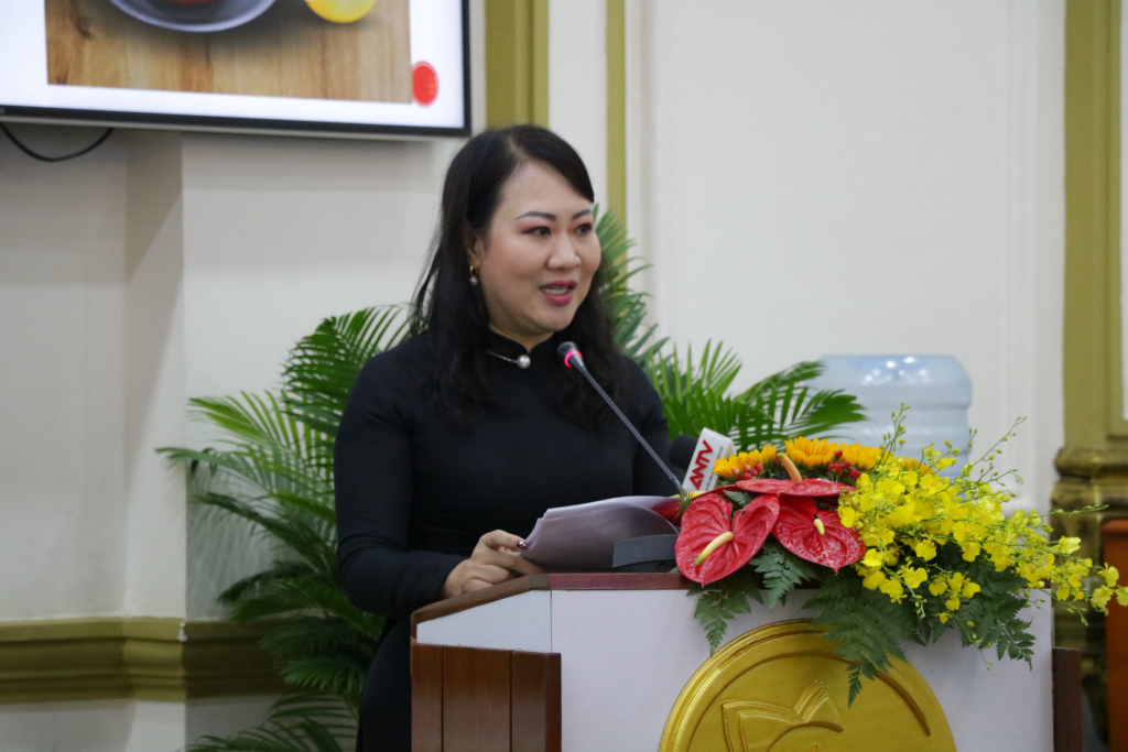 PGS.TS Phan Thị Hồng Xuân  chia sẻ về văn hóa quảng cáo nước mắm của Việt Nam - Ảnh: Nhật Ánh
