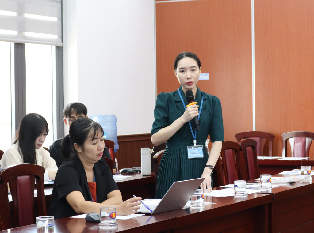 Học viên Cao học Hồ Trúc Lan (Bệnh viện Đại học Y dược TP. HCM) trao đổi về thực trạng sử dụng hồ sơ, bệnh án điện tử trong quá trình chuyển đổi số lĩnh vực y tế - Ảnh: MINH THƯ